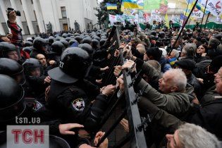 Железный забор вокруг Рады укрепляют уже второй день