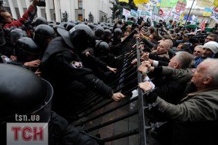 "Свобода" проверит на прочность укрепленный забор возле Рады