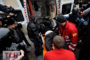 Міліціонера біля Ради вдарили кастетом, його забрали під крапельницею