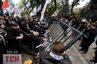 Міліція розшукує власника зламаного біля Ради паркана