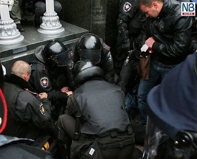Співробітник "Беркута" отримав поранення_4