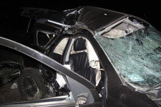 В Киеве на бешеной скорости разбился джип: погибли парень и девушка