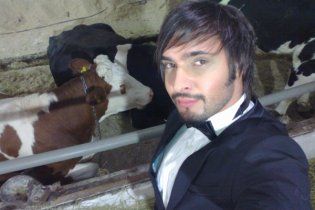 Козловский в смокинге устроил фотосессию с коровами