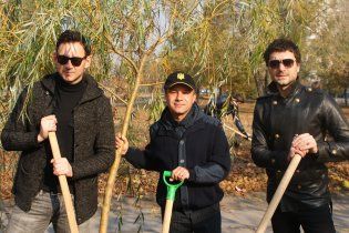 У Києві зірки та чиновники посадили унікальний вербовий гай
