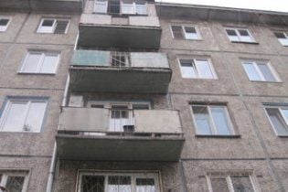 Школьница выбросилась из окна после группового изнасилования друзьями