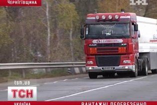На Черниговщине из-за грузовиков разрушается целое село
