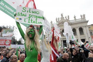 Активістки Femen оголилися в Римі проти Берлусконі