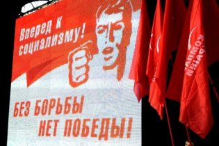 Свободівці на Хрещатику закидали комуністів яйцями і побилися з міліцією