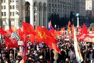 Свободовцы торжественно сожгли вырванный у коммунистов флаг