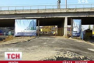 У Києві 35-поверховий елітний комплекс будують прямо під мостом