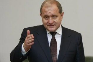 Робочий стіл Могильова вже завалений стосами паперів
