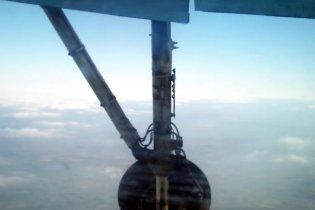 Пассажиры увидели, как в полете у самолета отвалилось колесо