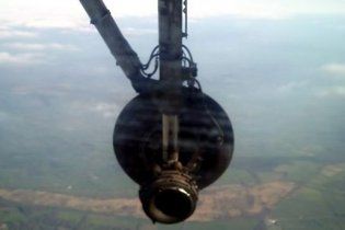 Пасажири побачили, як в польоті у літака відвалилося колесо