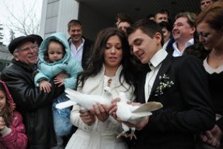 Людмилу Янукович сегодня ждут на свадьбе у крестника