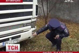 На Житомирщині молдованин фурою розчавив юнака