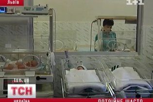 Во Львове женщина родила тройню без посторонней помощи