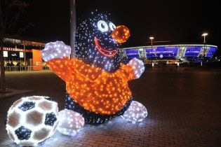 "Донбасс Арену" украсил новогодний крот-футболист