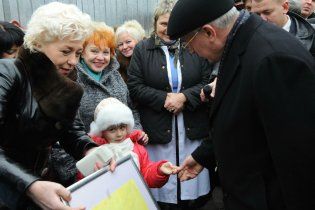 Азаров пообіцяв "Охматдиту" 900 мільйонів на нові корпуси