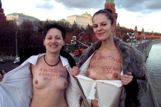 Лесбиянки в знак протеста обнажились напротив Кремля