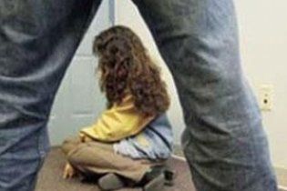 В Днепре 12-летняя девочка родила от бабушкиного дальнобойщика