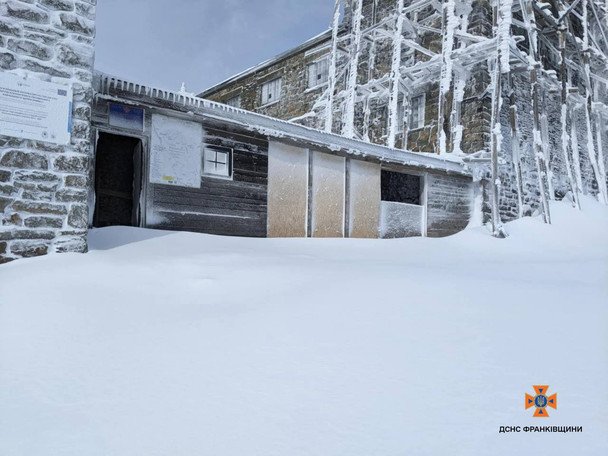 Насыпало много снега и ударил мороз: на горе Поп Иван в мае бушует непогода
