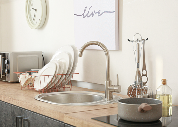 Забудьте о «Кротах» и химии: одно простое средство прочистит трубы лучше любого магазинного