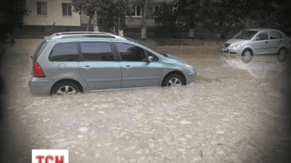 Прорыв водопровода на столичной Борщаговке парализовал движение на час