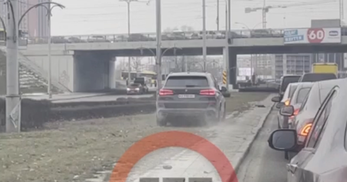 "Поспішав на захист від вторгнення": у Києві водій BMW вигадав, як об'їхати затор (відео)