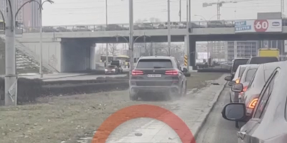 "Спешил на защиту от вторжения": в Киеве водитель BMW придумал, как объехать пробку (видео)