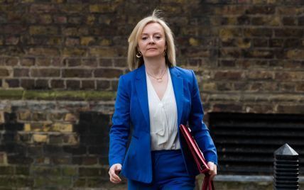 У синьому костюмі і сорочці з вирізом: міністерка зовнішньої торгівлі Великої Британії в об'єктивах фотографів