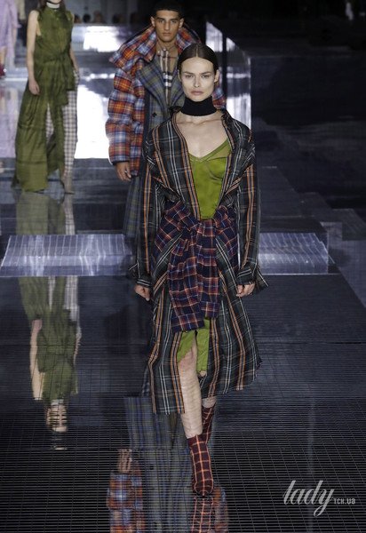 Коллекция Burberry прет-а-порте сезона осень-зима 2020-2021 / © East News