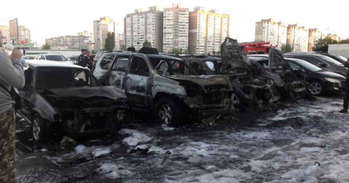 8 автомобилей горели в Киеве на частной стоянке