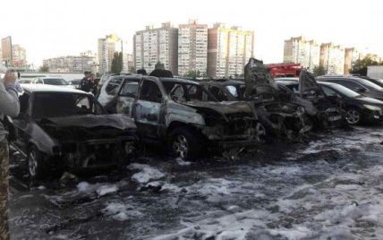 8 автомобилей горели в Киеве на частной стоянке