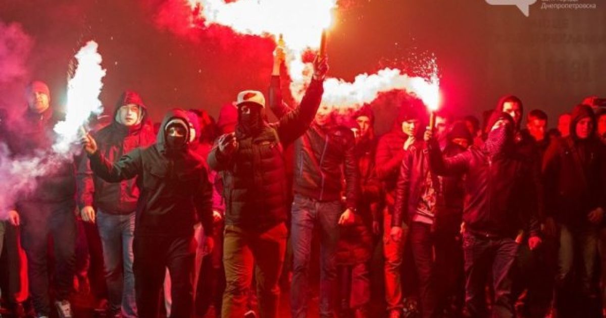 Совместный марш фанатов "Днепра" и "Шахтера".