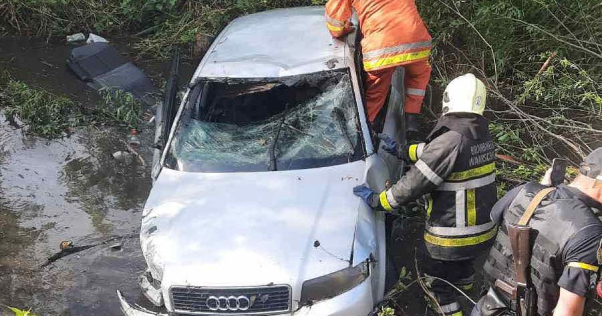 Злетіла в кювет з водою і перекинулась: у Львівській області 29-річна жінка на Audi загинула в ДТП (фото)