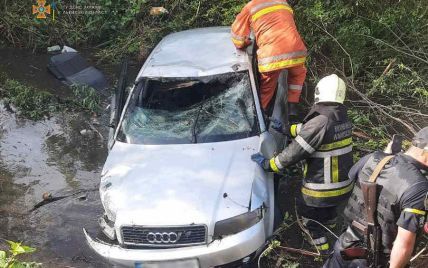 Взлетела в кювет с водой и опрокинулась: во Львовской области 29-летняя женщина на Audi погибла в ДТП (фото)