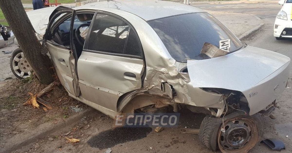 У Києві п'яний водій врізався в зупинку і зніс 2 дерева