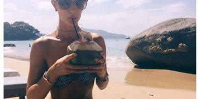 Рози Хантингтон-Уайтли отдыхает на пляже в Таиланде
