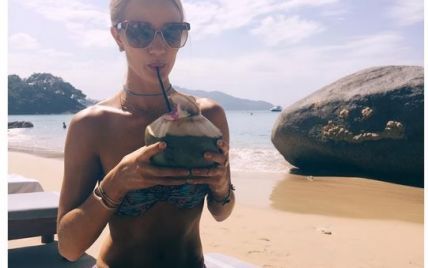 Рози Хантингтон-Уайтли отдыхает на пляже в Таиланде