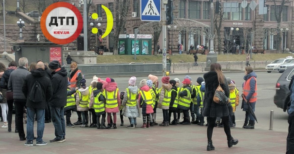 Сеть растрогали малыши в жилетах безопасности на переходе в Киеве
