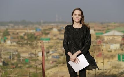 В любимом цвете: Анджелина Джоли во всем черном посетила Бангладеш