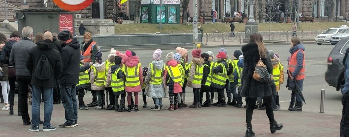 Сеть растрогали малыши в жилетах безопасности на переходе в Киеве