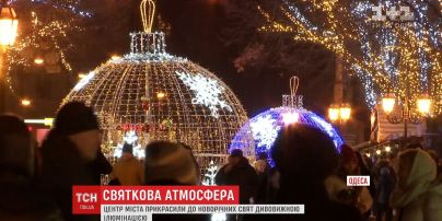 Казкова галерея: на Дерибасівській представили нову новорічну ілюмінацію