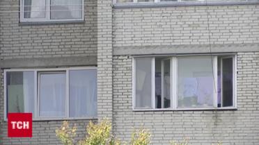 Двоє дітей випали з вікна! Москітна сітка не витримала сестру та брата! Чи живі вони?