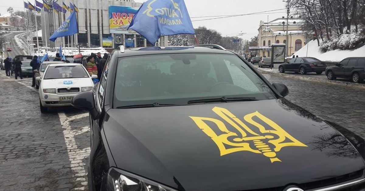Активисты Автомайдана устроили акцию возле имения Ахметова в Конча-Заспе