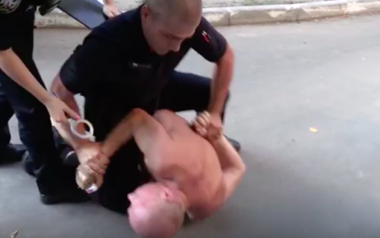 У Києві чоловік у трусах напав на патрульних поліцейських
