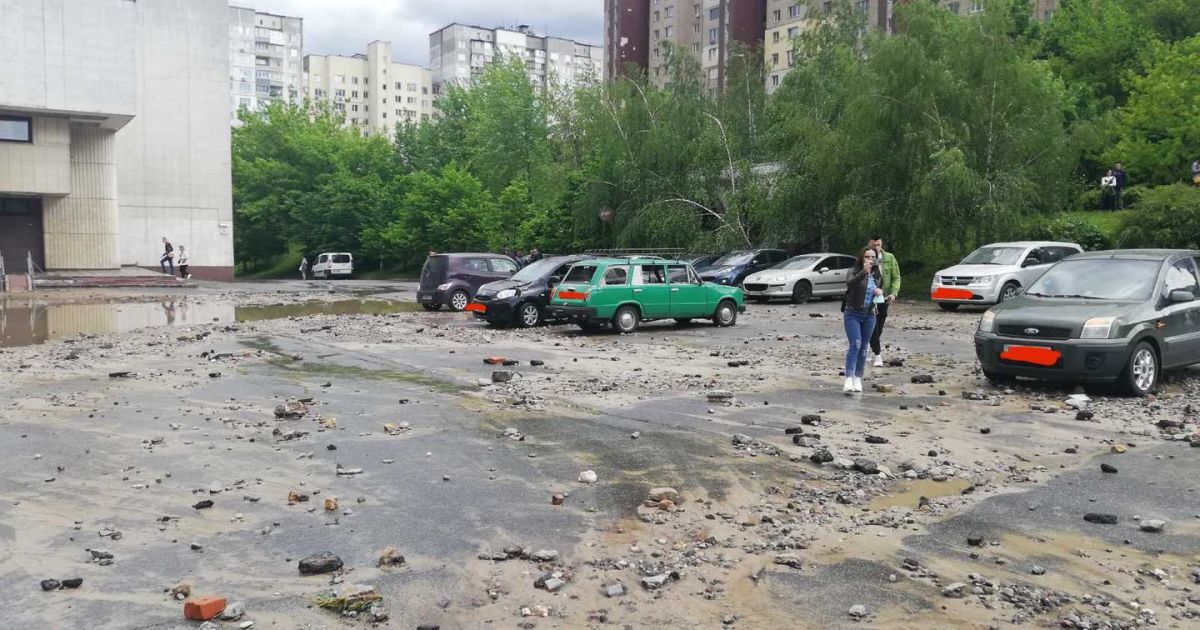 Novosti Kieva Iz Pod Zemli Bil Gejzer Struya Kipyatka V Neskolko Metrov Zalivala Vse Vokrug Foto Video Kiev Tsn Ua