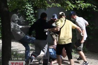 У Києві невідомі у масках побили організаторів гей-параду (відео)