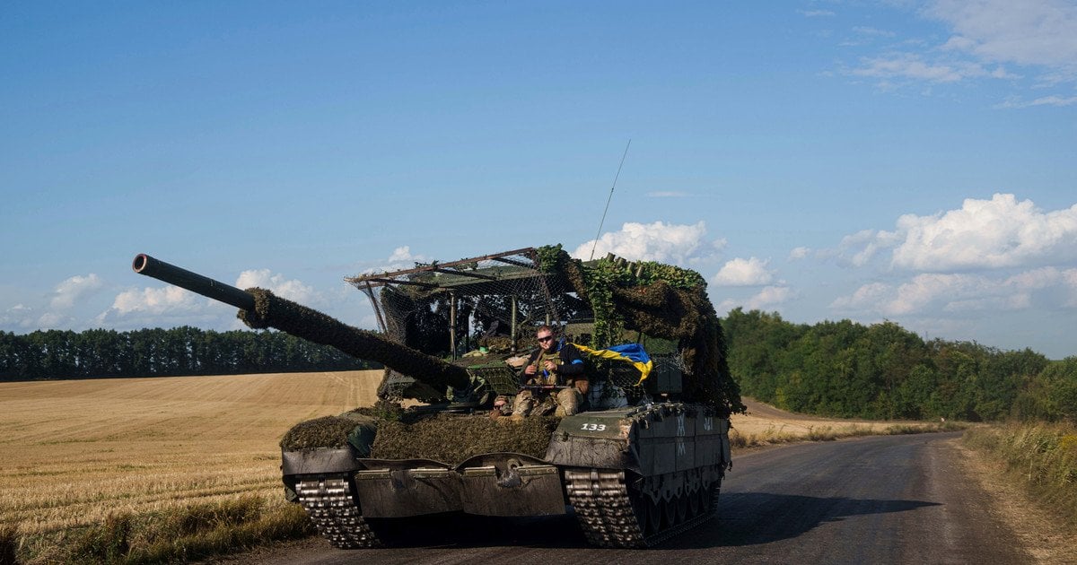 Українські військові на бронетехніці