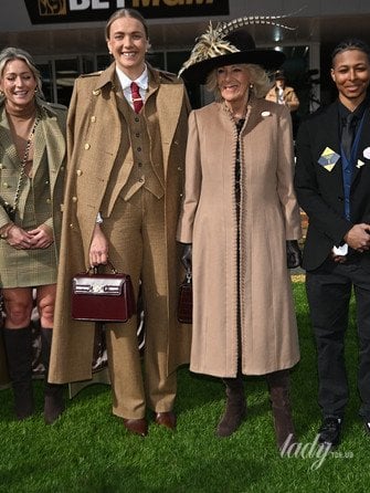 Зара Тіндалл і королева Камілла